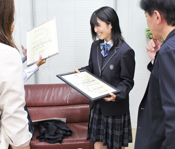 対談で賞状を見せてくださっている写真です。