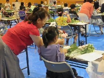 写真:いけばな体験教室の様子2