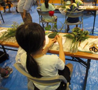 写真:いけばな体験教室の様子1