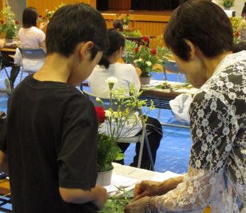 写真:いけばな体験教室の様子2