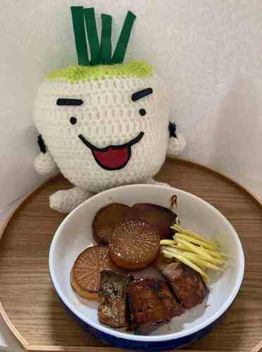 投稿された写真。あみぐるみのショウちゃんと料理。