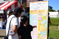 写真:来場者の様子1