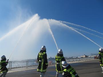 写真：救助・放水演技1
