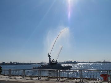 写真：救助・放水演技2