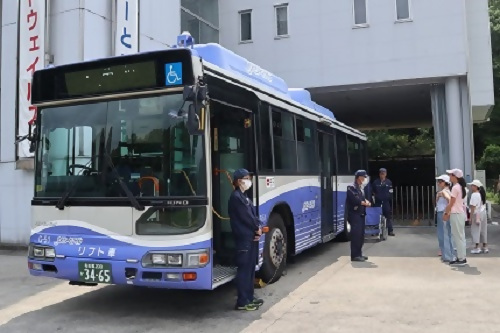 ガイドウェイバス株式会社を訪れた子ども実行委員の写真