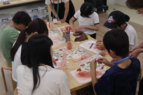 ハニワ作りを体験する子ども実行委員の写真