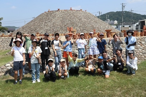 体感!しだみ古墳群ミュージアムを訪れた子ども実行委員の写真