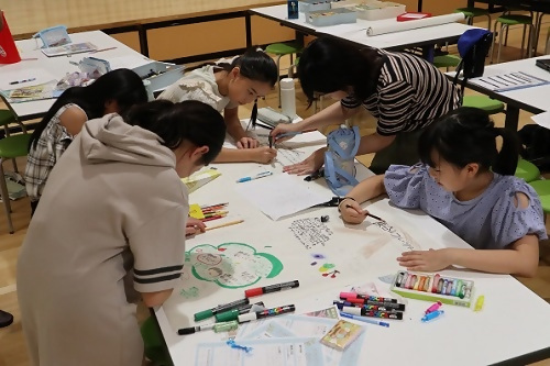 取材メモをポスターにまとめる子ども実行委員の写真