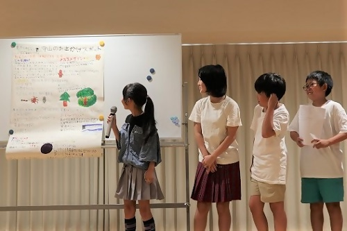 プレゼンテーションをする子ども実行委員の写真