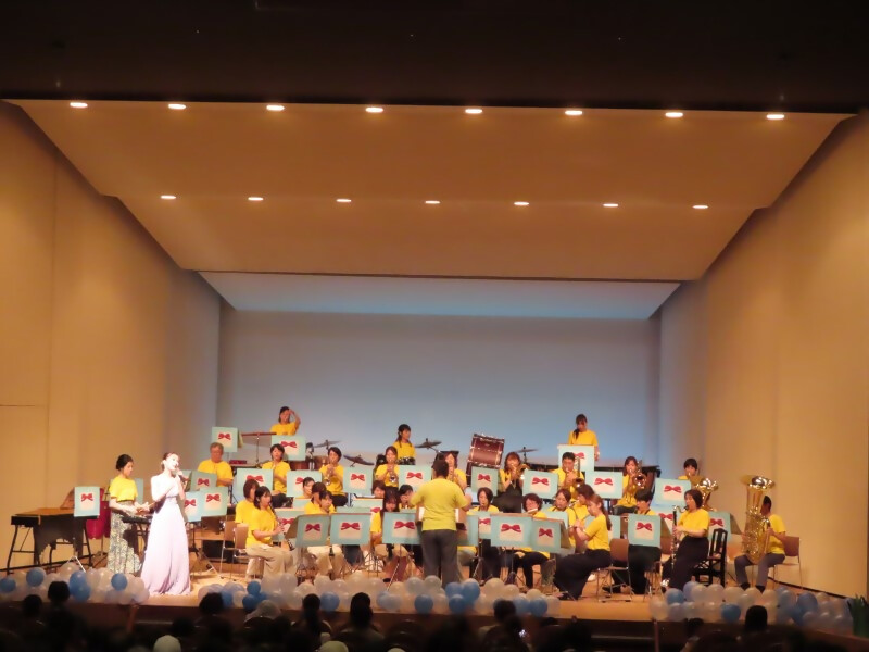 写真：うたのおねえさんが歌っている様子