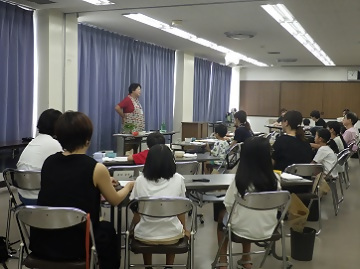 先生の話を聞いている写真