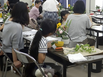 お花をいけている子どもの写真