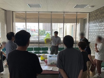 写真:ブースに分かれての説明の様子1