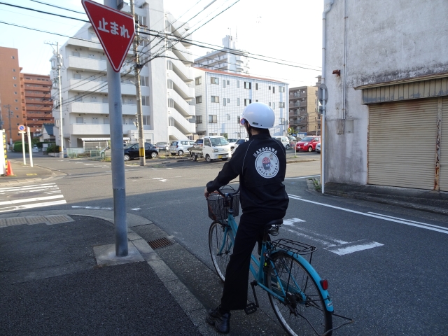 写真:一時停止標識の前で自転車が止まっている様子