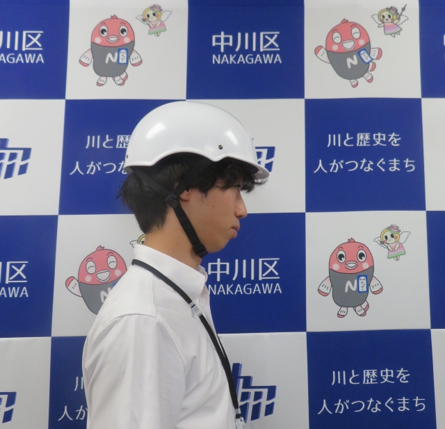 写真:ヘルメットの正しいかぶり方