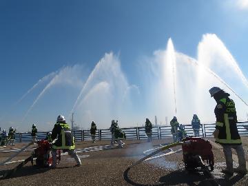 写真:救助放水演技の様子 第33回 令和4年(2022年)