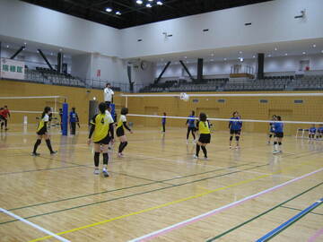 第56回瑞穂区女性レクリエーションバレーボール秋季大会の様子