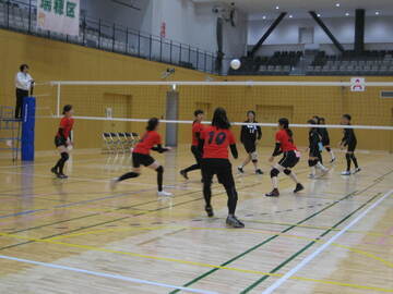 第56回瑞穂区女性レクリエーションバレーボール秋季大会の様子