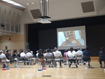 写真:緒方講師のお話を熱心に聞く皆さん