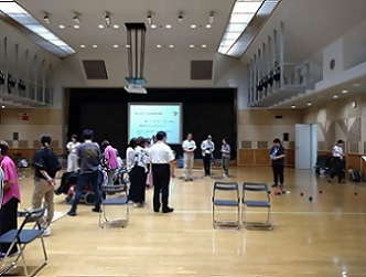 写真:ボッチャの説明をするスタッフさん