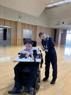 写真:講師と課長補佐が並んで笑顔