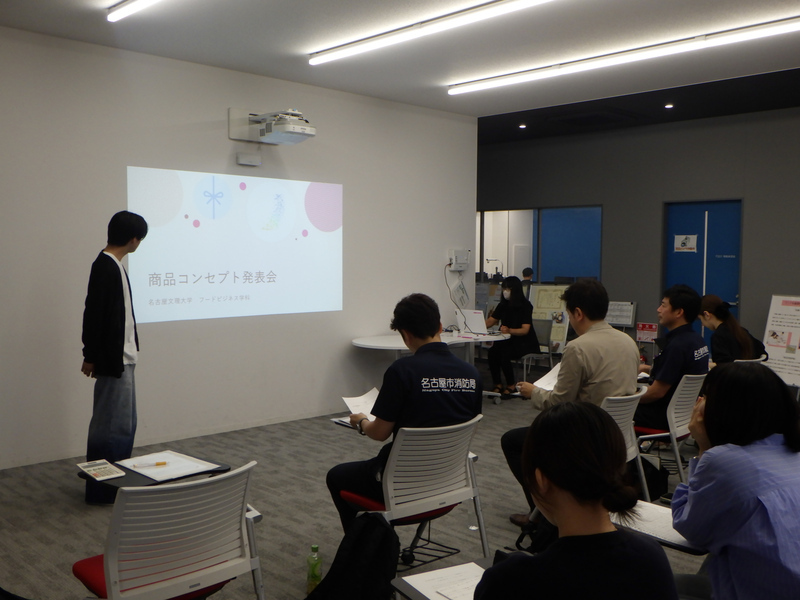 写真:学生から提案をうけている様子