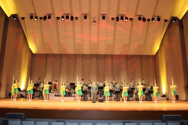 令和6年度の定期演奏会にて演奏演技している写真です。