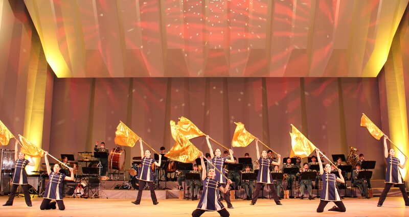 令和7年度の定期演奏会にて演奏演技している写真です。