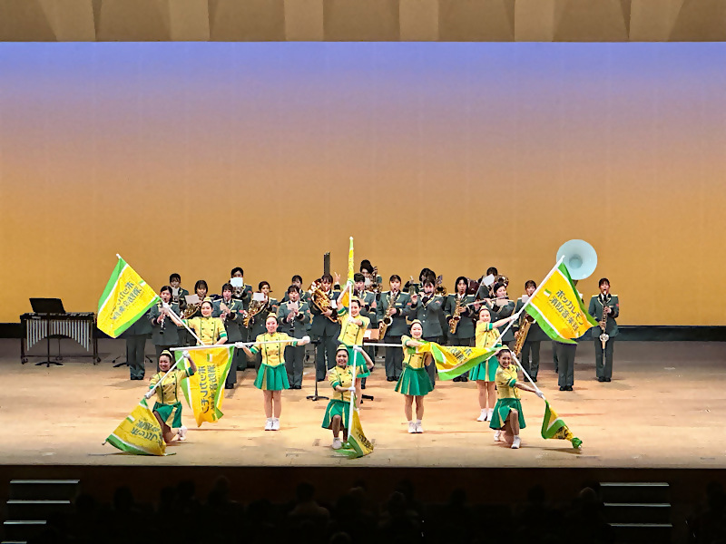 昨年度の定期演奏会の演奏演技の写真です。