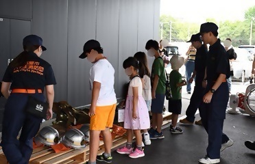 写真:大学生消防団による説明