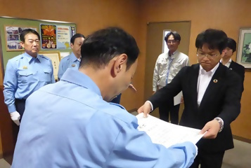 写真:署長から感謝状贈呈の様子1