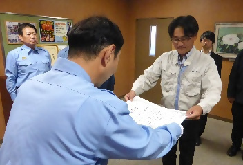 写真:署長からの感謝状贈呈の様子2
