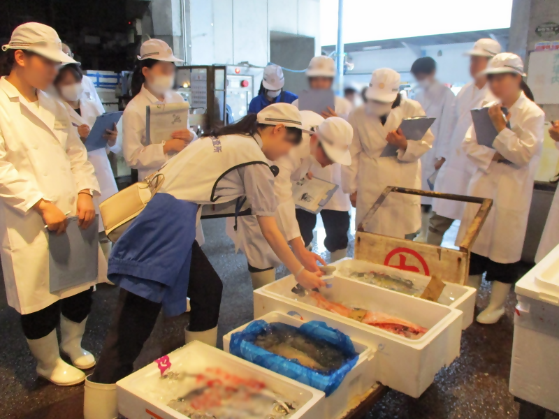 写真:鮮魚仲卸売場での監視の様子