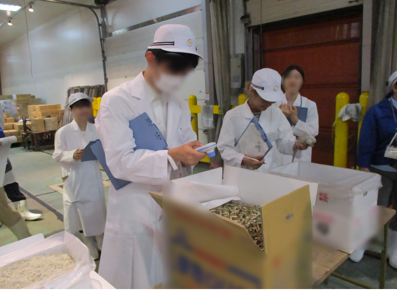 写真:塩干卸売場での監視の様子