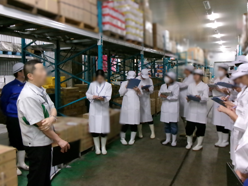 写真:青果物低温卸売場での監視の様子