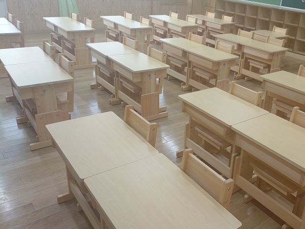 写真:木製の机と椅子