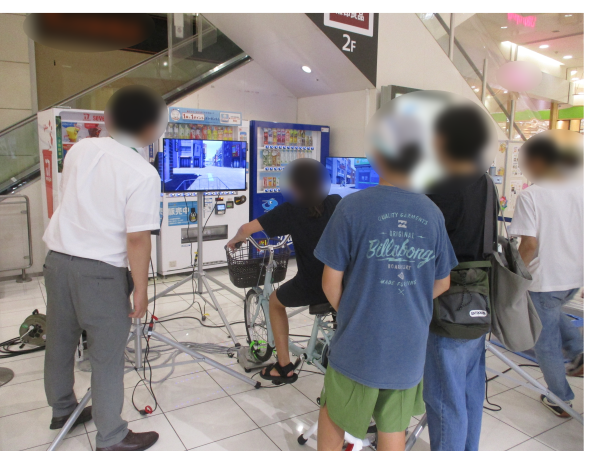 写真：自転車シミュレータを体験しよう！のブースの様子です。