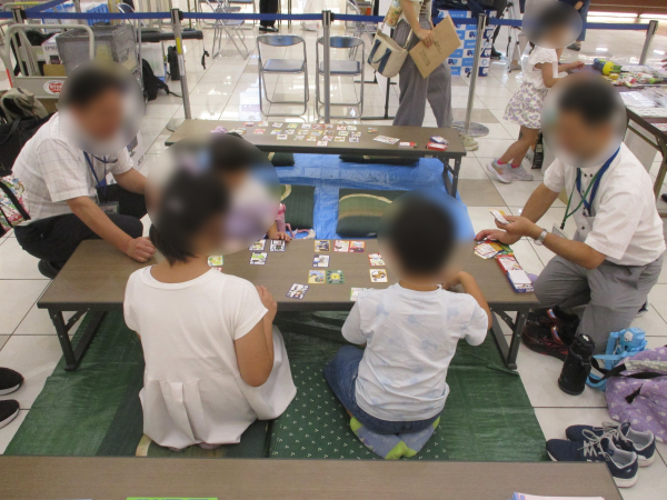 写真：親子でチャレンジ！情報モラルかるたのブースの様子です。