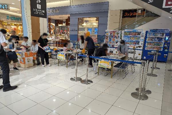 写真:あいさつ缶バッチをつくろう!のブースの様子です。