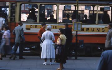 藤田嗣治《市街 バスの前の人々》の写真