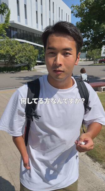 パラ水泳の岡島寛太選手に街頭インタビューする動画