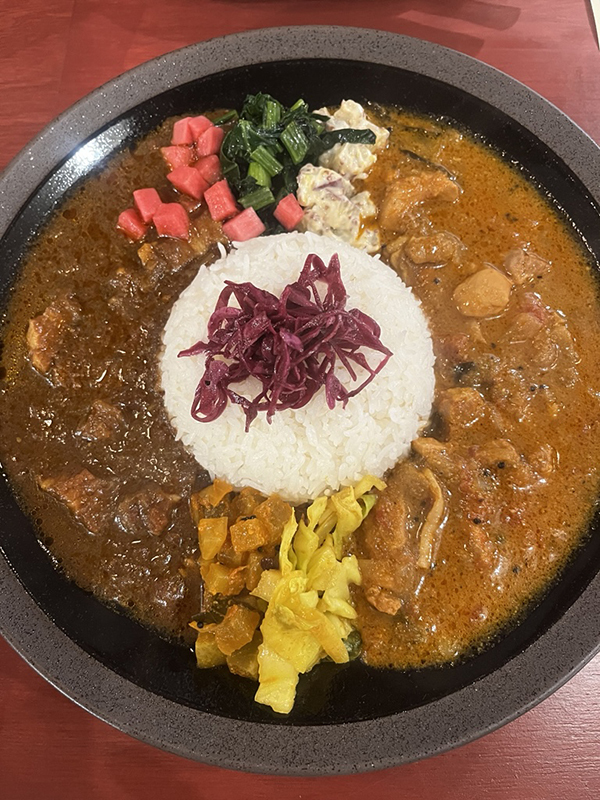 写真:カレーとビール 黄昏(たそがれ)リリー(南区)「カレー2種盛り」