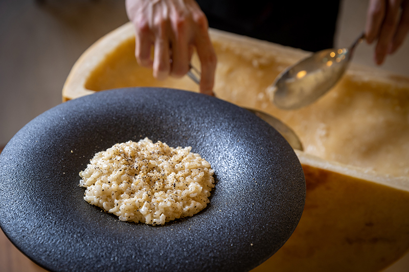 写真:久屋大通庭園フラリエ CUCINA Pagina(クッチーナ パージナ)(中区)「仕上げはチーズの中で!パルミジャーノチーズリゾット」