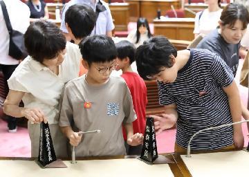 写真:本会議場の座席の札