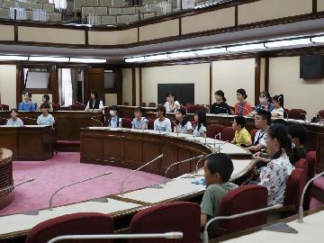 写真:議場見学会の様子
