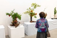 作品を鑑賞する来場者の様子