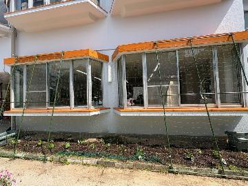 写真:西児童館のネットの設置と植え付け完了時の様子です。