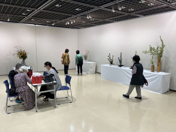 写真:令和6年度 中区秋のいけばな展の様子