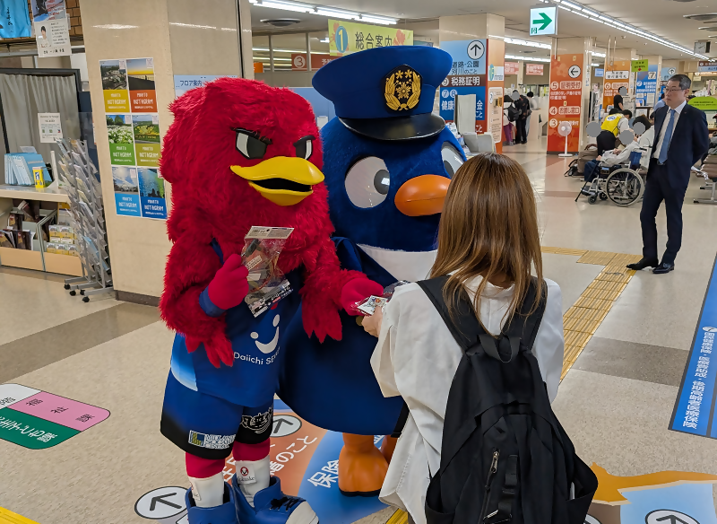 写真：ギンペー巡査と啓発活動