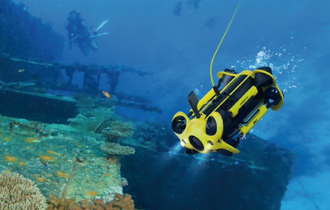 写真：水中ドローンとダイバー